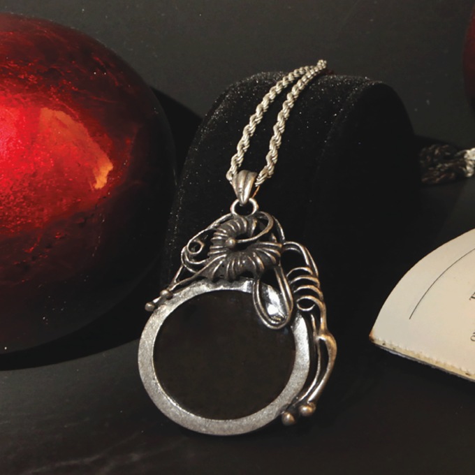 Antique-Style Magnifying Pendant, , large